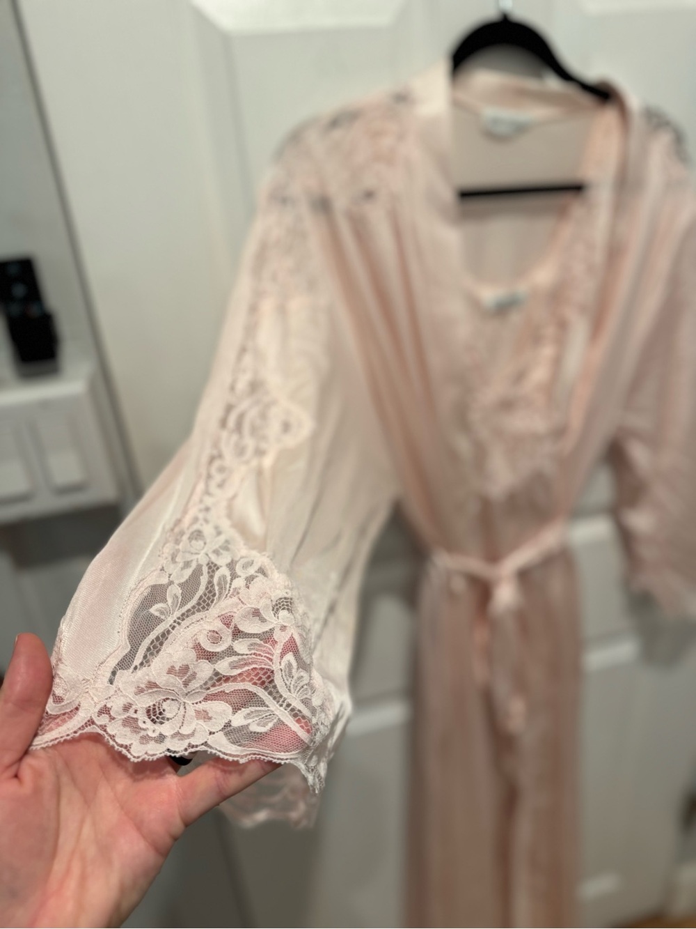 Vintage Miss Elaine nightgown and robe - Picture 7 of 8